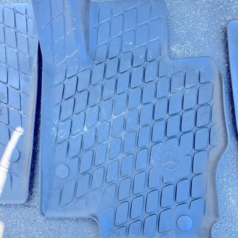 Selling mercedes car carpets almost new